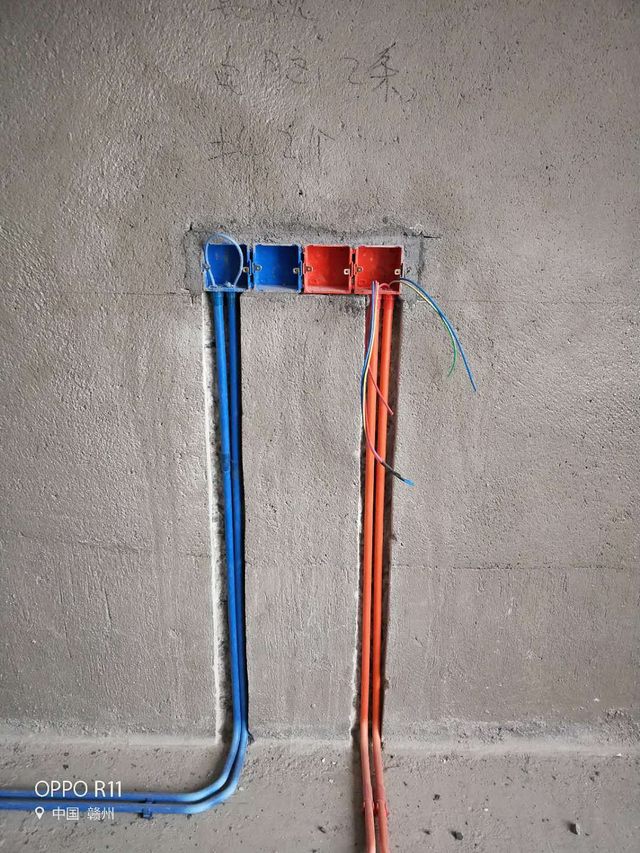 5線管分色：藍色弱電線路，紅色強電線路.jpg