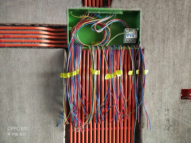 10總電箱進線裝鎖扣做臨時線路標識，方便后期使用.jpg