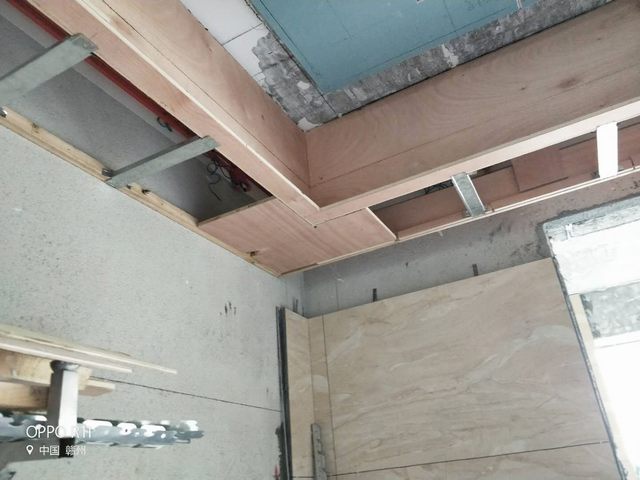 1輕鋼龍骨天花轉角處用15厘大芯板做“7”字角工藝處理，防止天花開裂.jpg