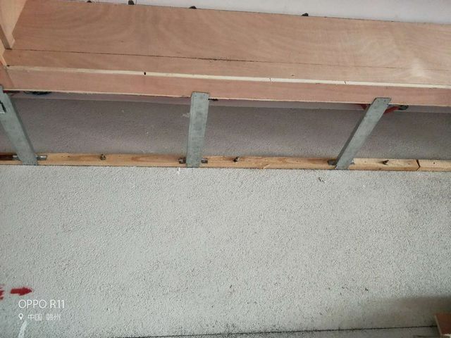 2墻面木方用膨脹螺絲加固，間距為80公分內，增加吊頂的牢固性.jpg
