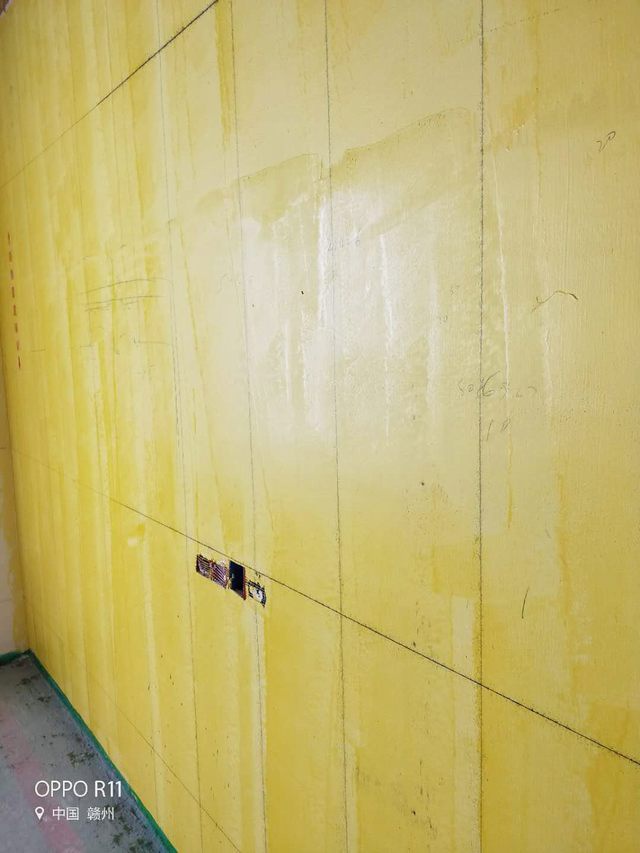 7現場木制品制作背面墻面做防潮工藝處理，防止木制品受潮.jpg