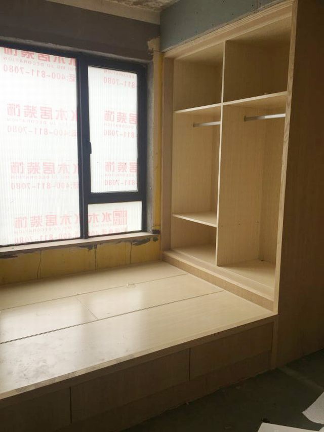 13現場制作完的衣柜及榻榻米.JPG