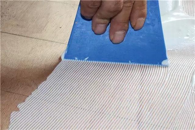17裝飾柜貼飾面板：在壓好成型的門扇模坯正反二面用白乳膠各粘貼一層3mm飾面板， 再按照壓模坯的方法壓12天左右.jpg