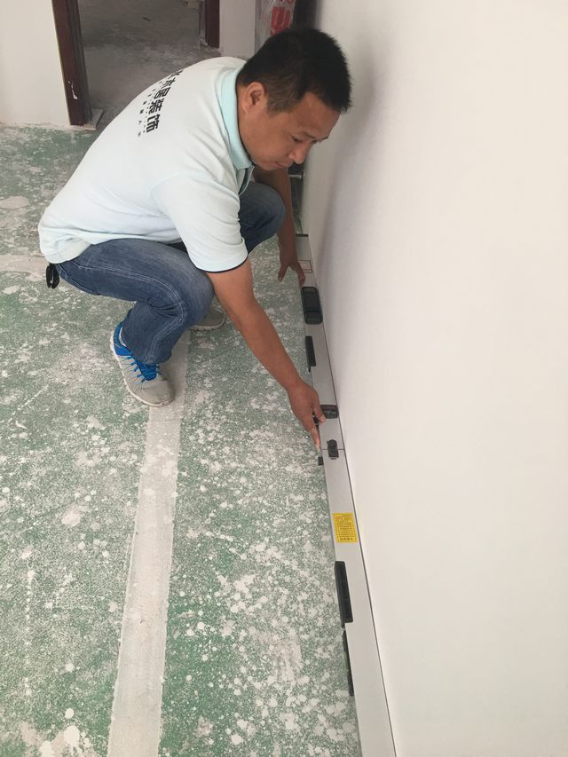 10墻面刮完灰打完磨，用靠尺檢測踢腳線位的平整度.jpg