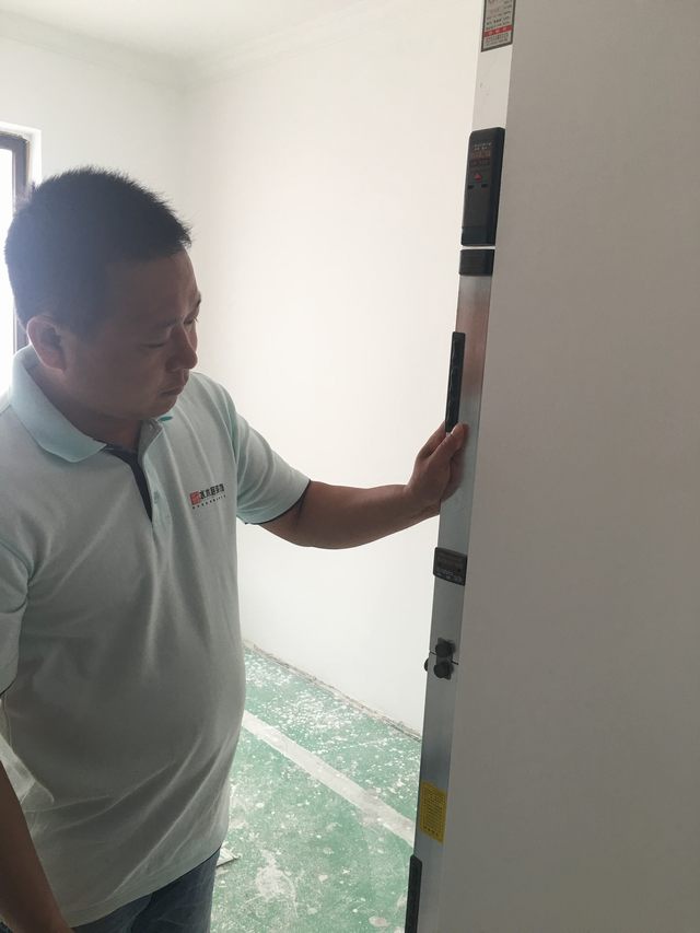 11墻面刮完灰打完磨，用靠尺檢測陽角的垂直度.jpg