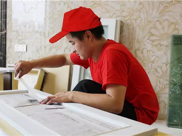1裝好的拉手、導(dǎo)軌、煙斗鉸、門鎖等五金件全部缷下并統(tǒng)一做好標(biāo)識(shí)包裝保管好。安裝好的玻璃雙面都必須保護(hù)好.jpg
