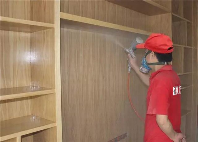 8噴槍距作業(yè)面為35-40mm左右，不能飛槍噴， 更不能貼面噴，霧化要均勻一致，不流掛.jpg