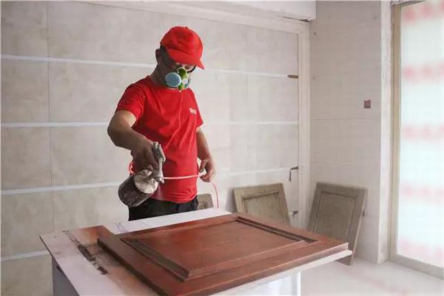 13噴槍距作業(yè)面為35-40mm左右，不能飛槍噴，更不能貼面噴，霧化要均勻一致，不流掛。第一遍干后再噴第二遍.jpg
