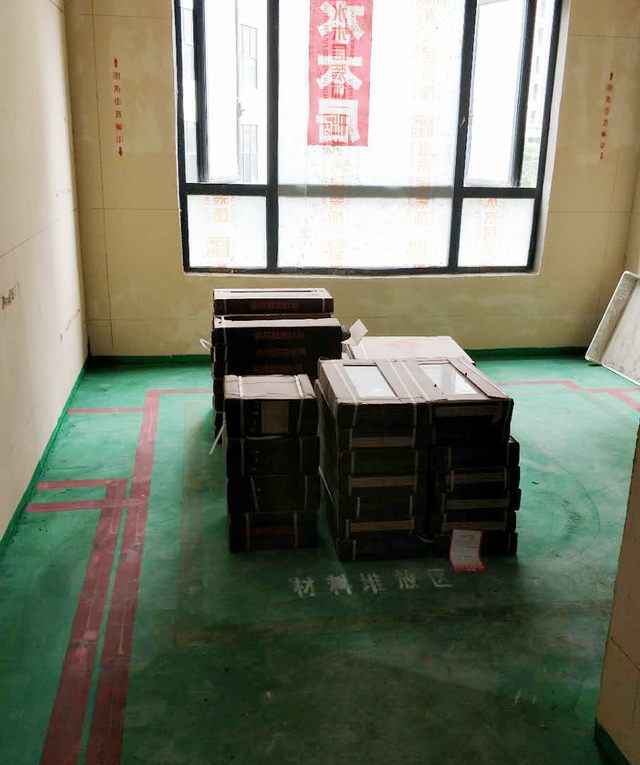 14房間做好地坪漆，設(shè)置好材料，垃圾，攪拌區(qū)域位置.jpg